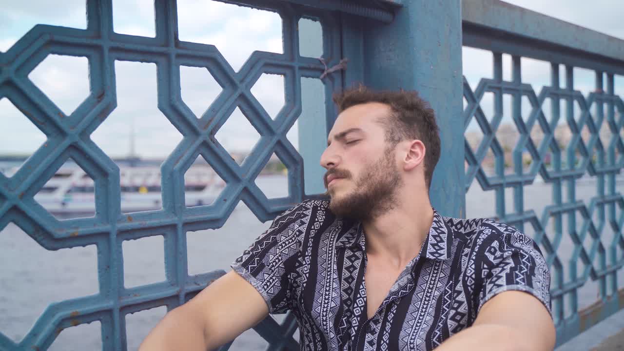 Молодой человек в стрессе.