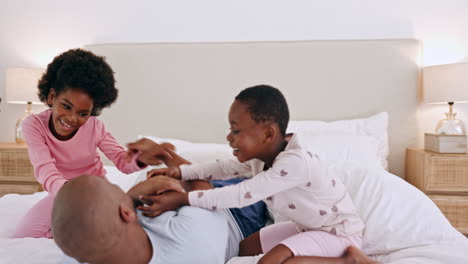 Familia-Negra,-Dormitorio-Y-Niños-Haciendo-Cosquillas