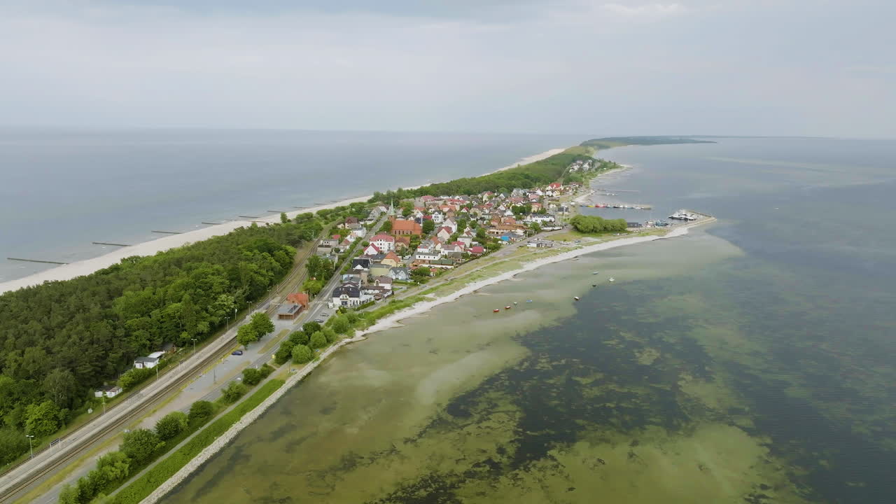 폴란드 헬 반도 (hel peninsula) 에서 여름날 쿠즈니차 (kuznica) 마을을 돌고 있는 드론