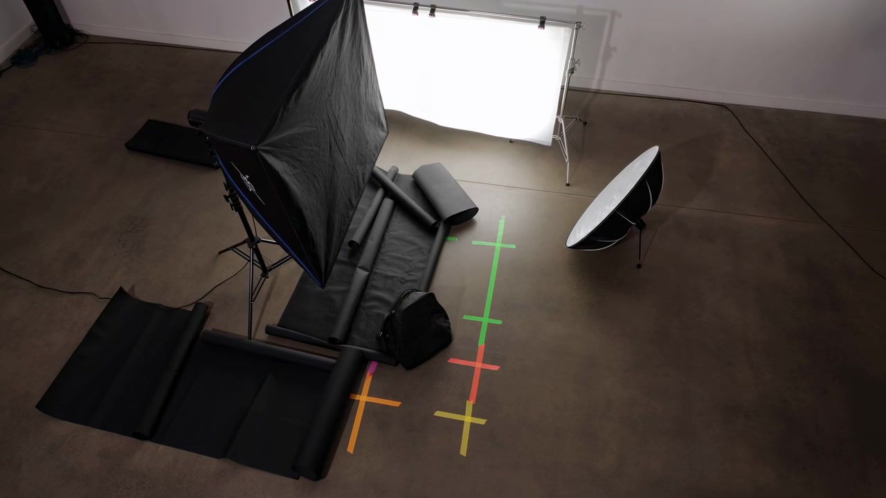 Configuración de iluminación de estudio: softbox, reflector, telón de fondo. Estudio de fotografía vacío con gran softbox parabólico.