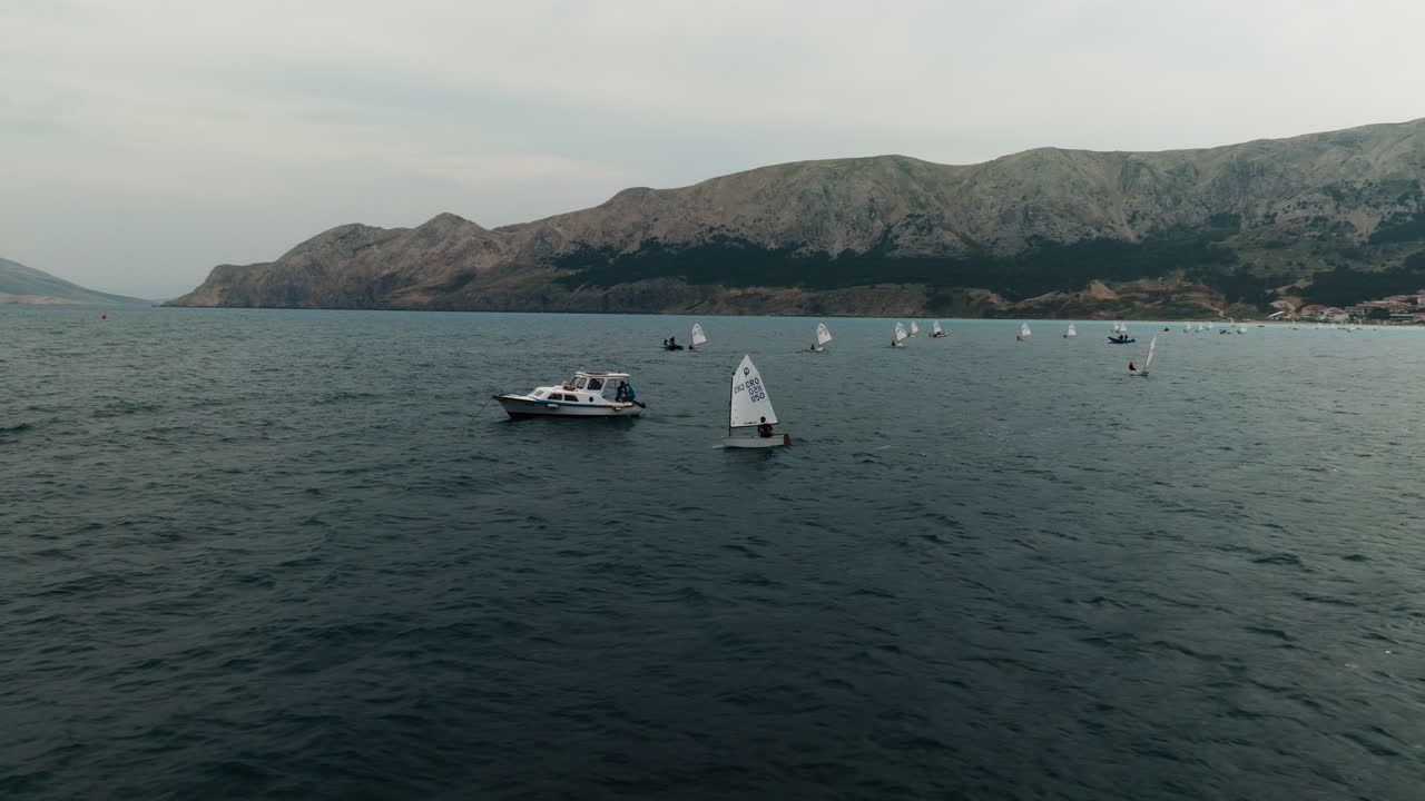 Regata velica presso l'isola croata di Krk vicino alla città turistica di Baska