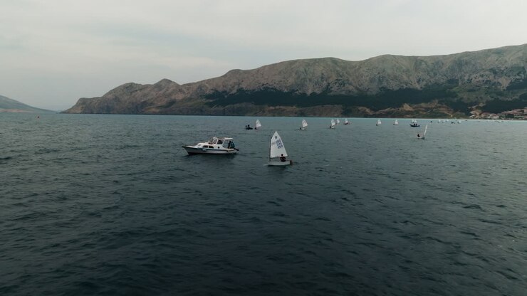 regata de vela en la isla croata de krk cerca de la ciudad turística de baska