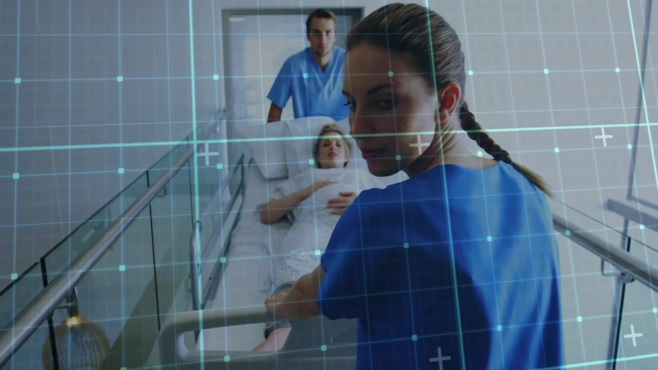 Infermiera che spinge un letto d'ospedale lungo un corridoio, il movimento in avanti attiva una sovrapposizione a griglia che scansiona il paziente.