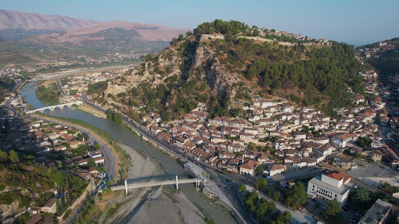 Paisaje pintoresco capturado por dron de los barrios de la ciudad de Berat, mostrando auténticas casas de piedra y puentes antiguos