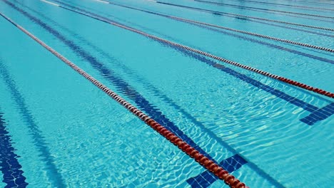 Hintergrund-Des-Olympischen-Schwimmbades-An-Einem-Strahlend-Sonnigen-Tag