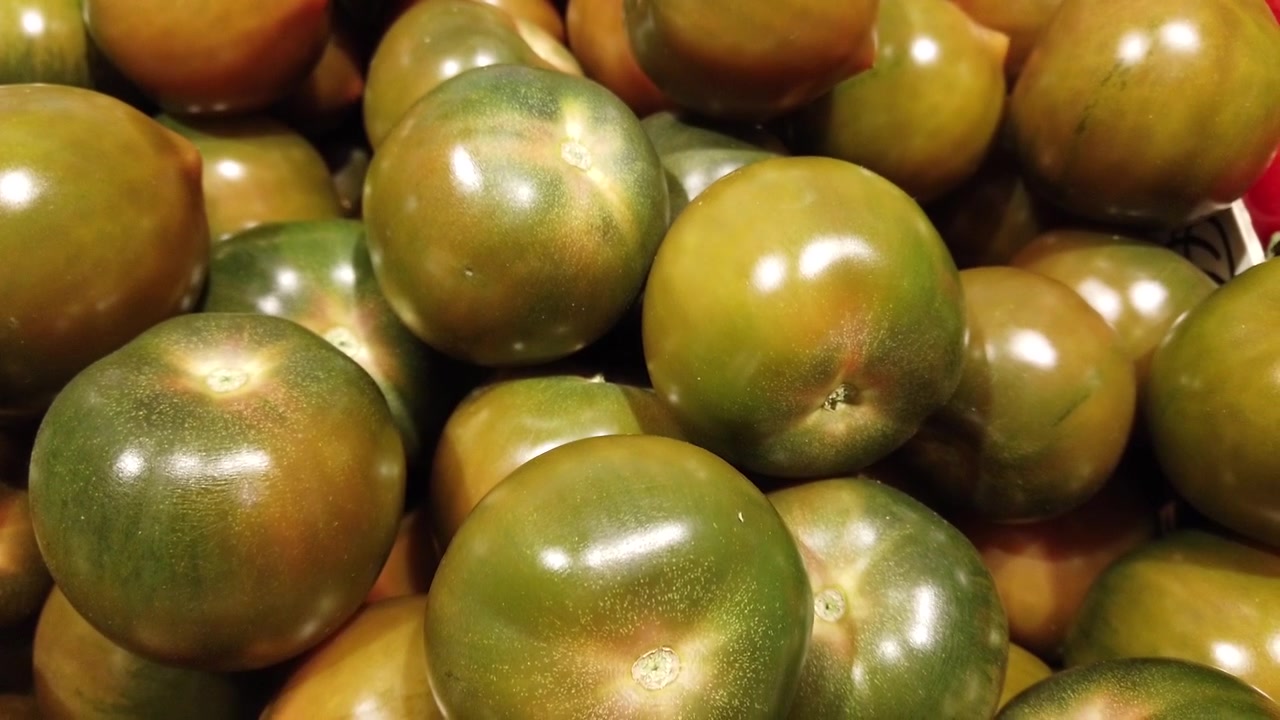 Tomates frescos e suculentos na loja.