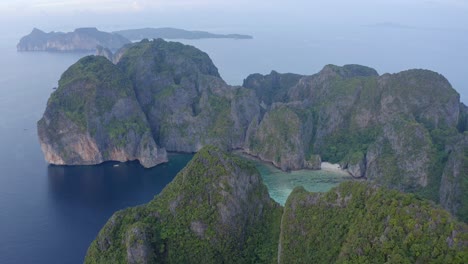 vista aérea sobre las exuberantes formaciones rocosas de piedra caliza en el mar de andaman de ko phi phi leh mirando hacia las islas ko phi phi don al atardecer sin turistas a la vista
