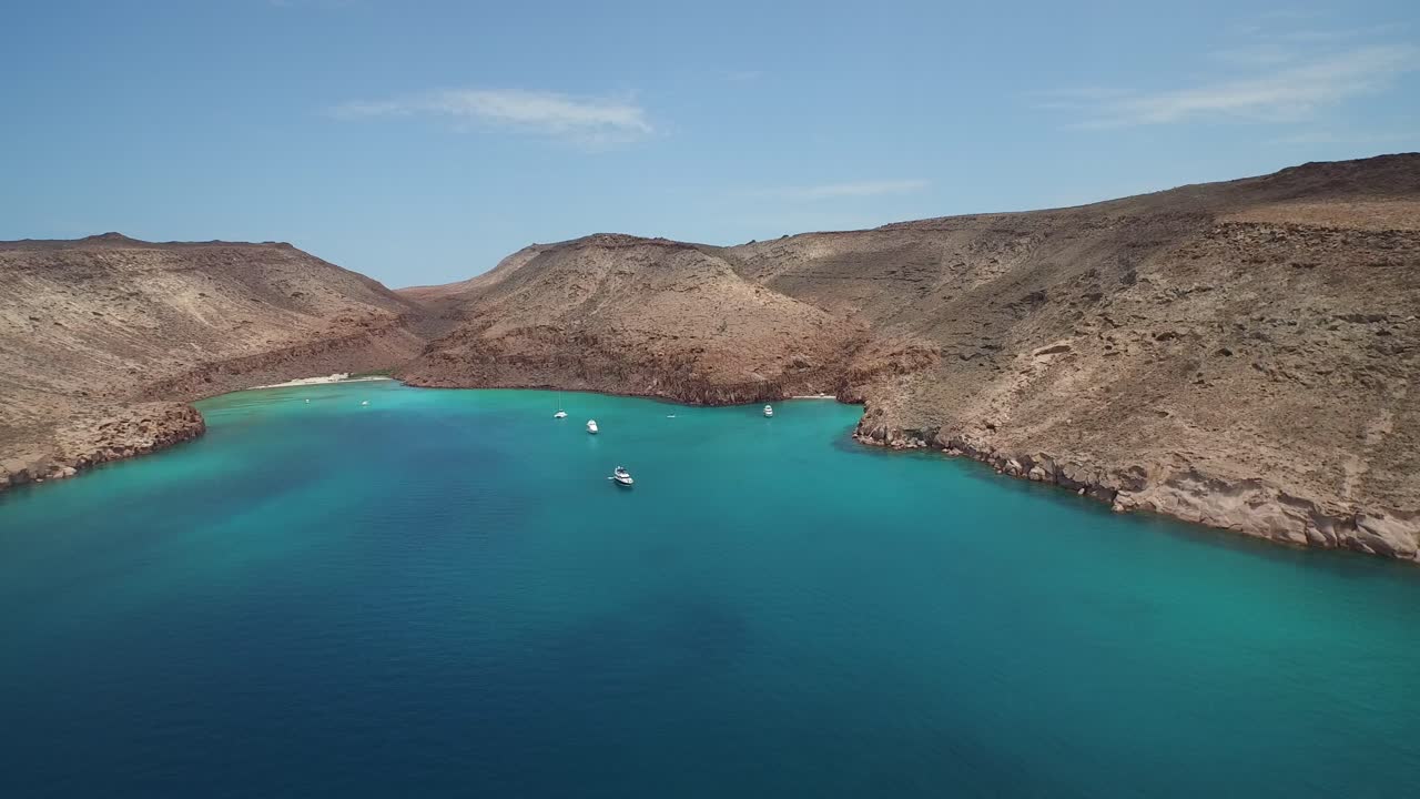 toma aérea de una ensenada, botes y pequeñas playas en la isla partida, parque nacional archipiélago espritu santo, baja california sur
