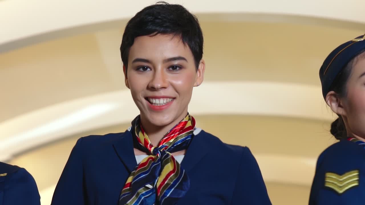 Awak kabin menari dengan gembira di pesawat terbang