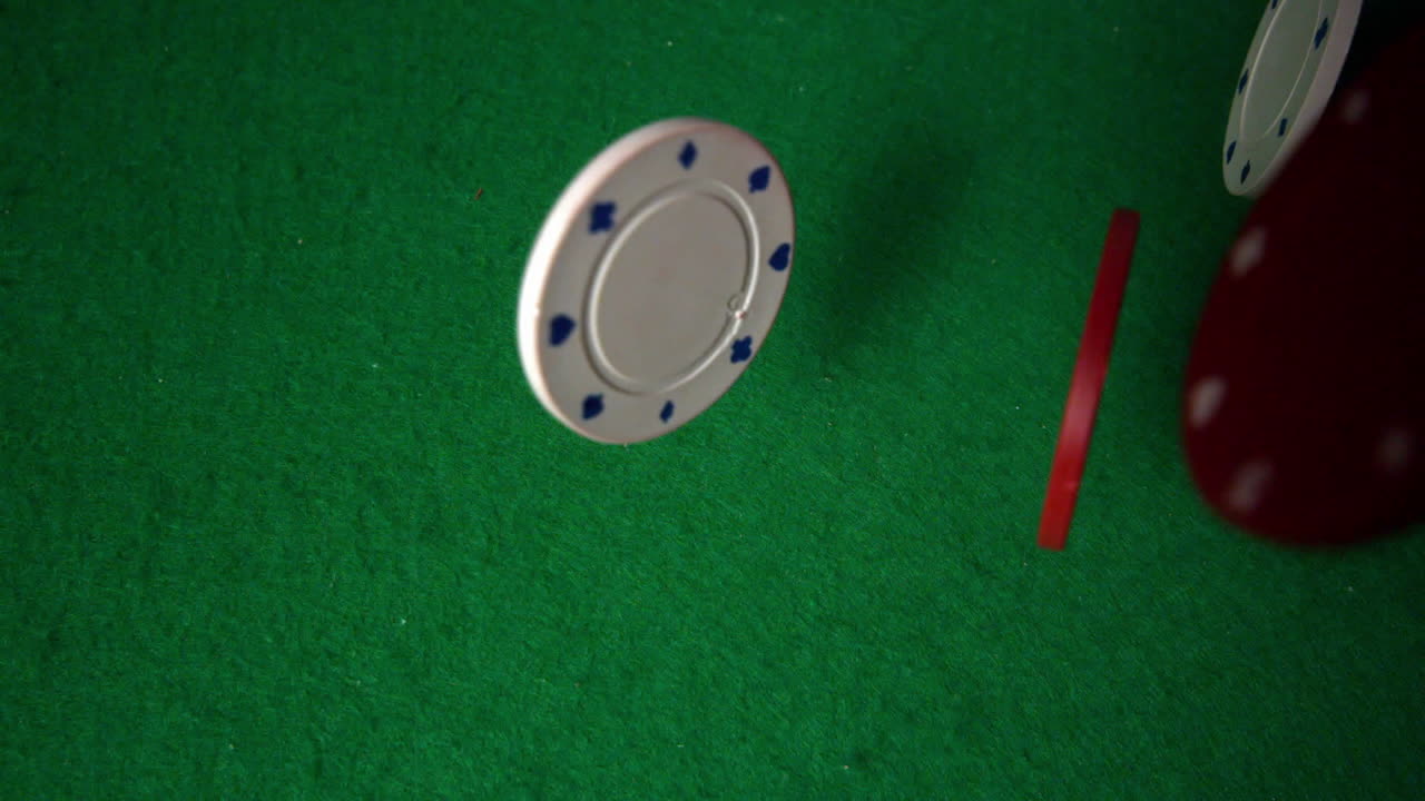 Molte fiches che cadono sul tavolo da casinò.