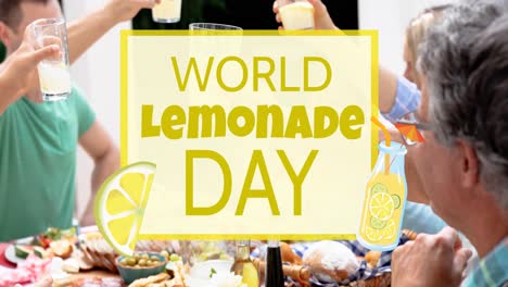 animación del texto del día mundial de la limonada y el icono de la limonada sobre una familia caucásica bebiendo limonada