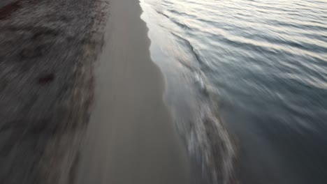 Pequeñas-Olas-Rompiendo-En-La-Playa-De-Córcega