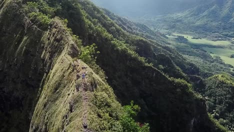 Hawaii---Walking-on-top-of-the-Crouching-Lion-hike-2