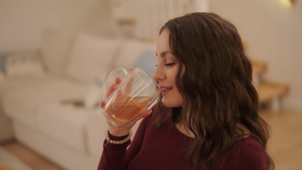 una pareja enamorada haciendo un sándwich en la cocina de la sala de estar