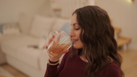 una pareja enamorada haciendo un sándwich en la cocina de la sala de estar