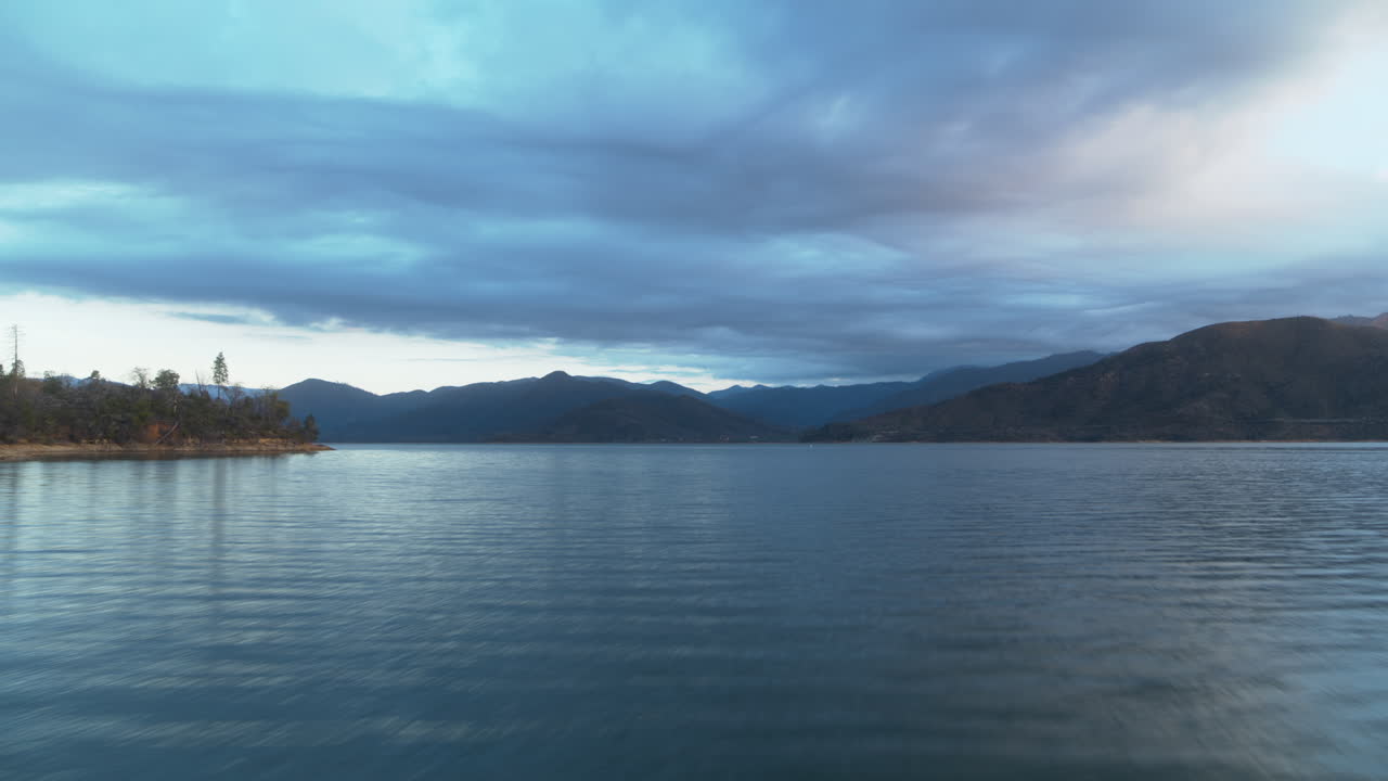 Sorvolo molto veloce sull'acqua del lago Whiskeytown nella California settentrionale all'alba.