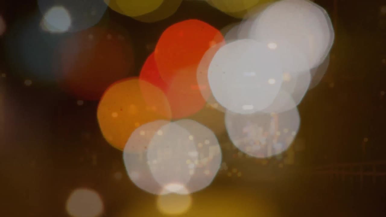 coches agujereados que conducen luces coloridas