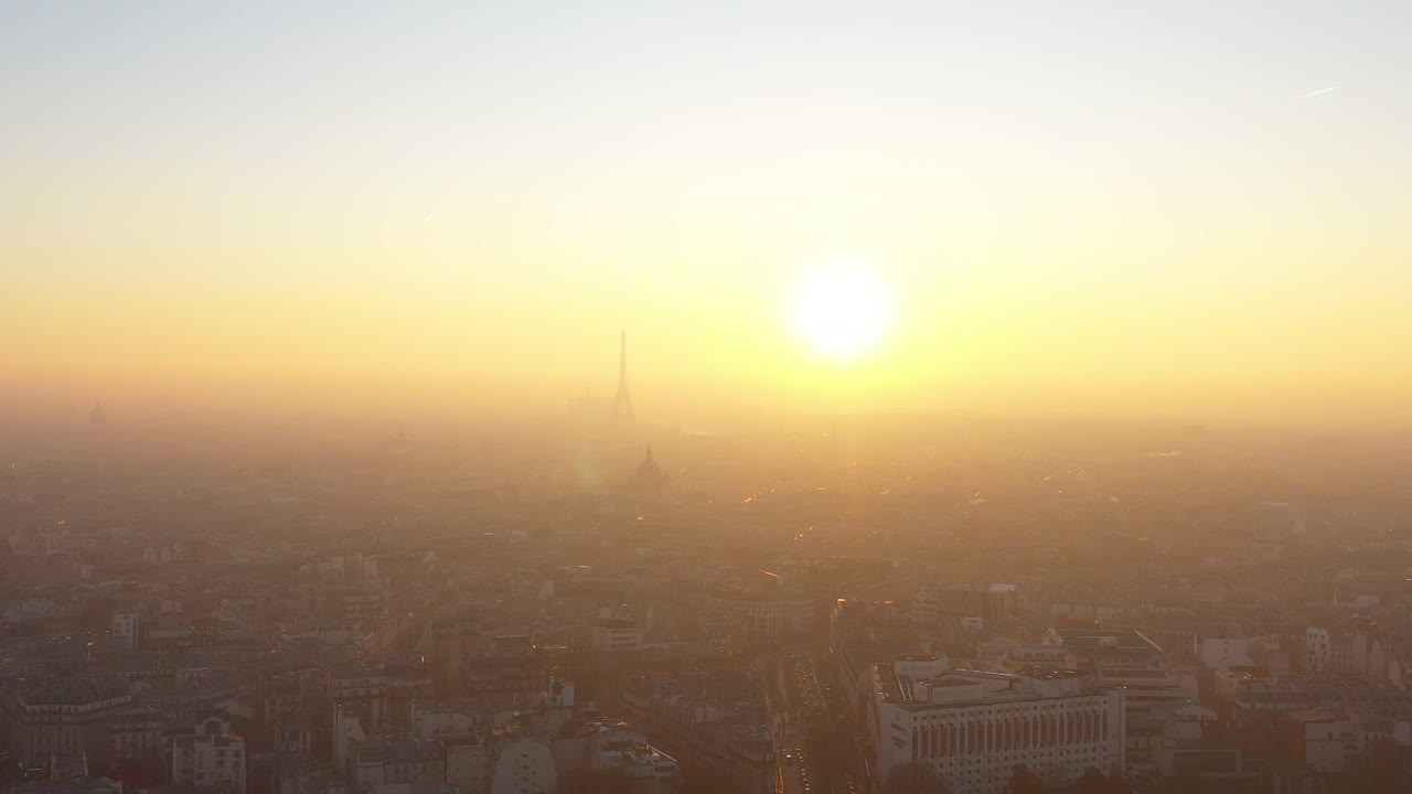 Paris nascer do sol nevoeiro poluição Torre Eiffel ao fundo capital da França amarelo