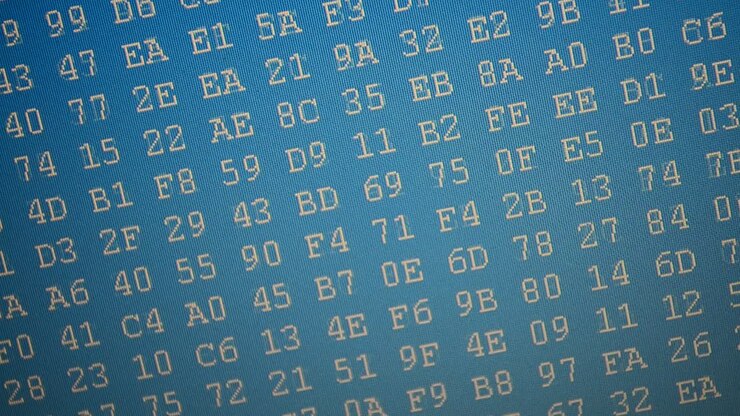 Codice su sfondo blu, binario. Ripresa a lungo termine, codice. Codice di programma esadecimale sullo schermo. Sfondo animato di numeri di codice binario in movimento