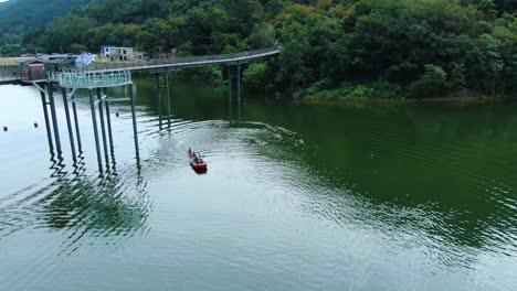 Una-Lancha-Roja-Que-Lleva-La-Canoa