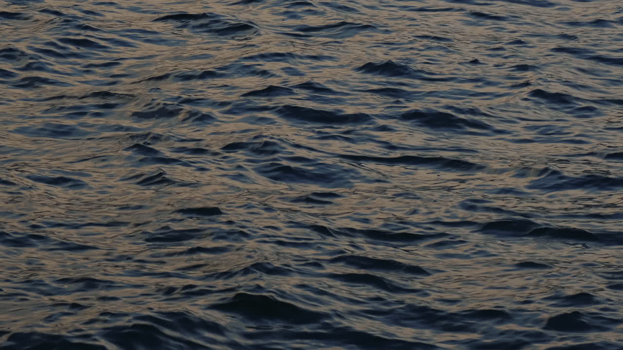 cámara lenta de la superficie del agua de mar azul