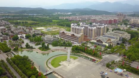 Toma-Aérea-De-La-Plaza-Central-Que-Se-Está-Reconstruyendo-En-El-Condado-De-Lidung,-Provincia-De-Sichuan,-China,-Después-Del-Terremoto