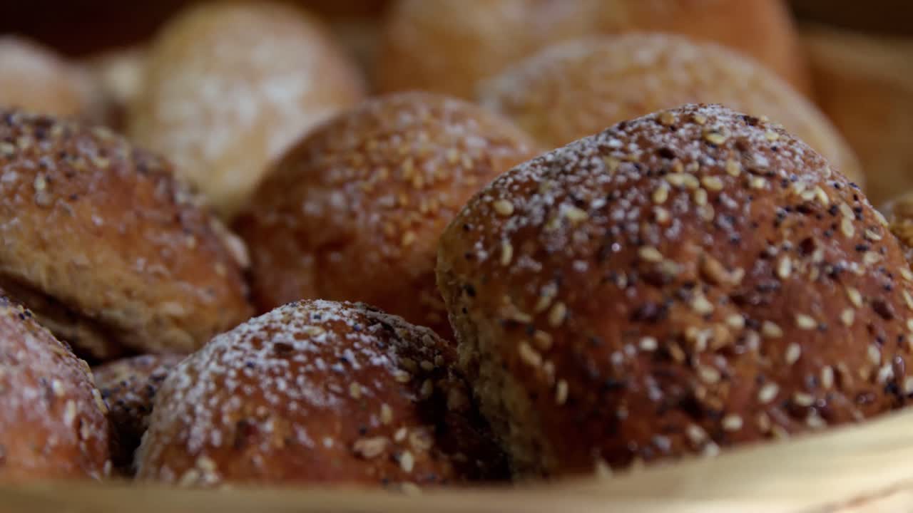 panes de sésamo en una canasta de mijo