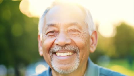 un anciano feliz sonriendo a la cámara.