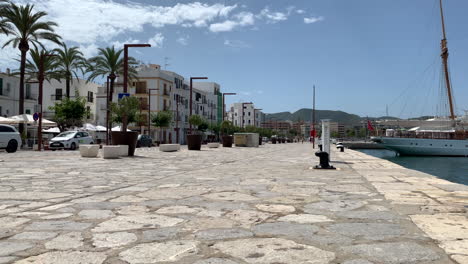 paseo marítimo en la costa de ibiza durante la prohibición de viajar