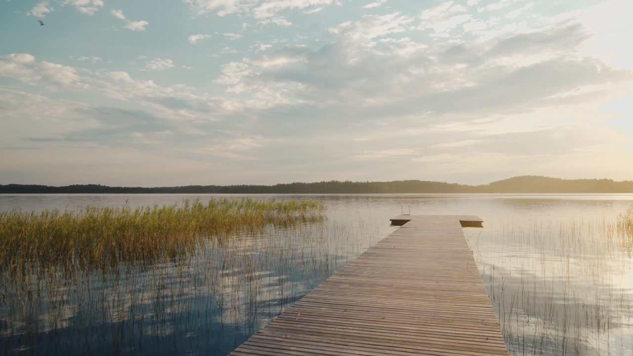호수 위 에 조용 한 여름 해 가 지는 것