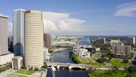 Vista-Aérea-Del-Centro-De-Tampa,-Paseo-Del-Río-Florida