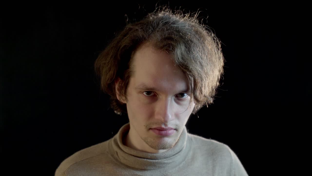 정면을 바라보며 집중하는 청년