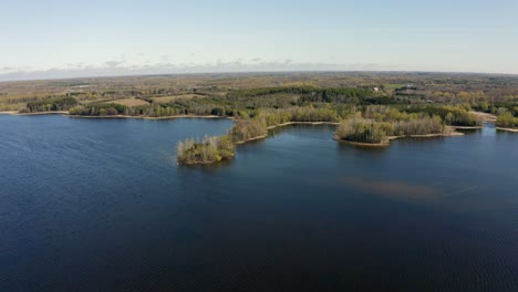 una toma aérea del embalse de mountsberg, que se encuentra en puslinch, ontario