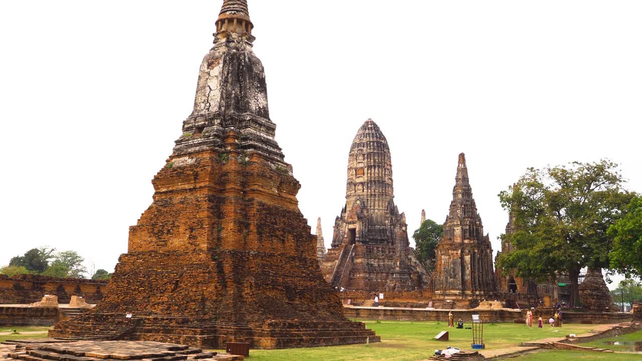 los visitantes exploran el templo histórico en ayutthaya, tailandia