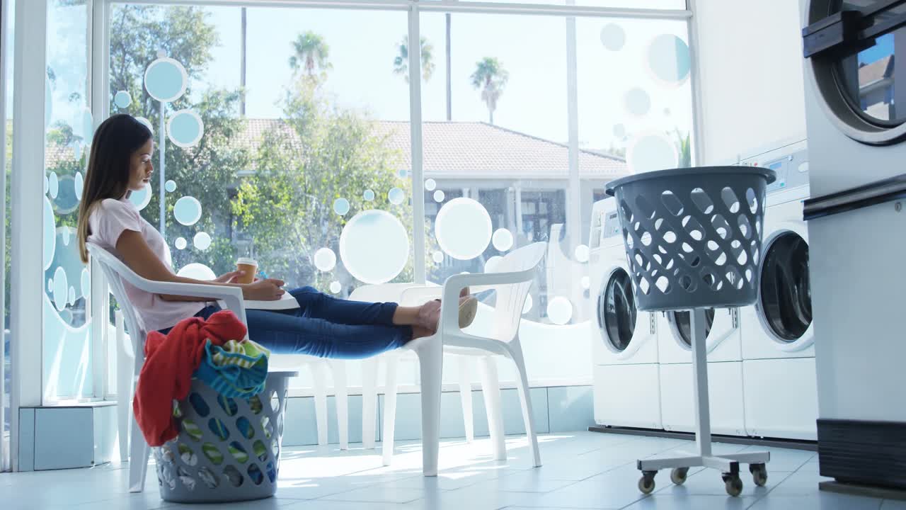 세탁소 4k에서 휴대폰을 사용하는 여성