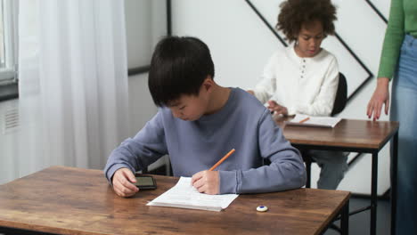 학교 에 있는 아시아 소년