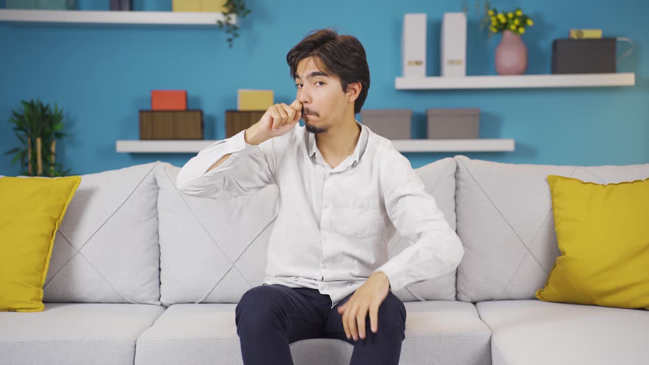 카메라를 조롱하는 재미있는 남자.