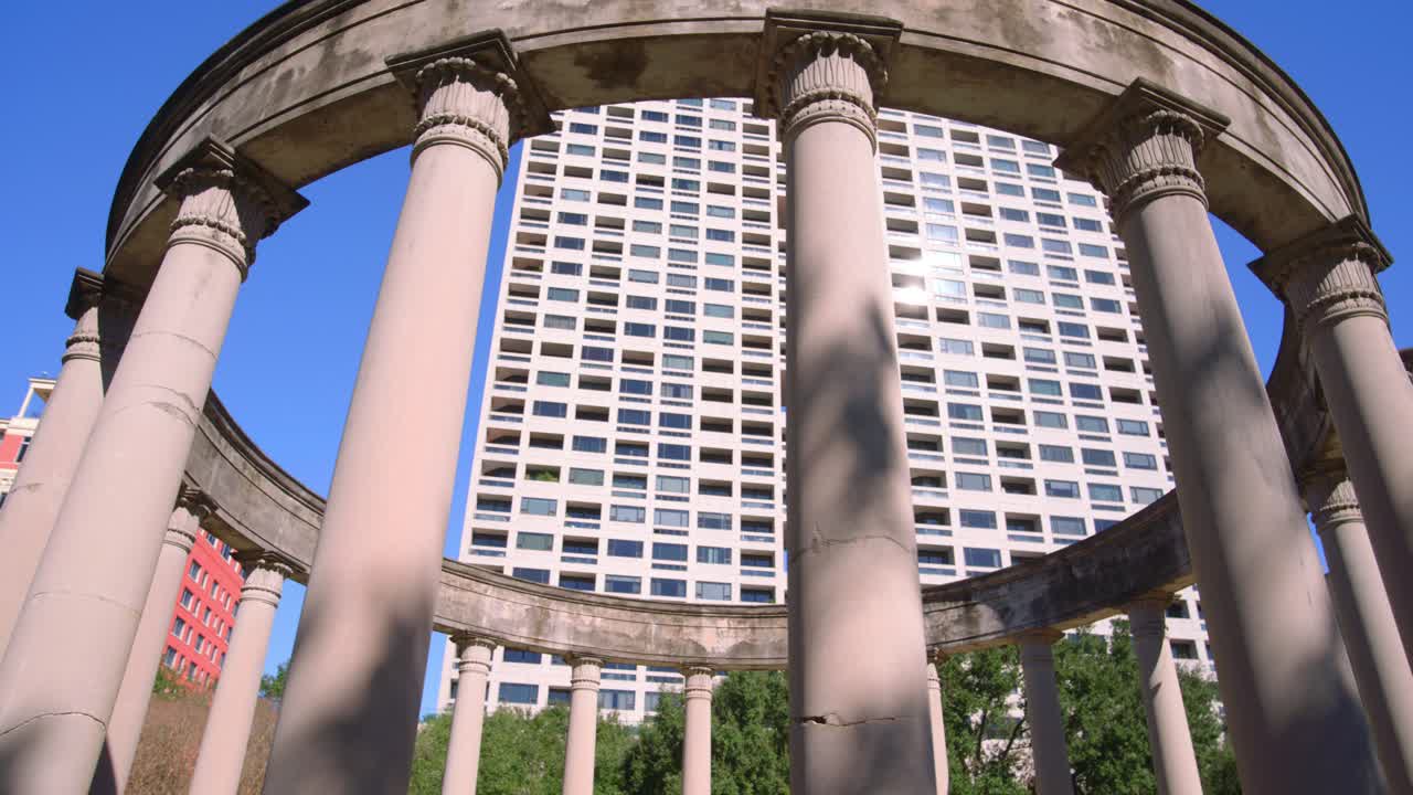 휴스턴 박물관 구역에 있는 메 록웰 컬러네이드 기념비의 낮은 각도