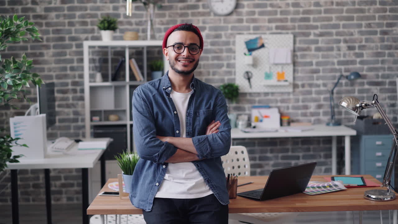 Diseñador sonriente en una oficina moderna