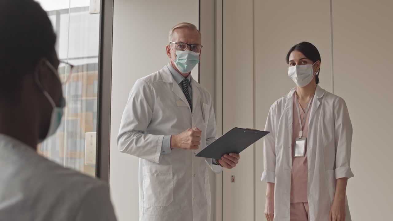 Profissionais da área médica conversando com paciente