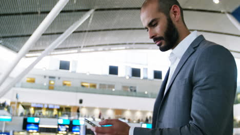 animación de notificaciones de redes sociales sobre empresario biracial usando teléfono inteligente en el aeropuerto