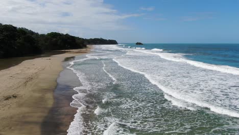 Vista-De-Drones-En-La-Playa-De-Costa-Rica-Que-Muestra-El-Mar,-La-Costa-Y-El-Bosque.
