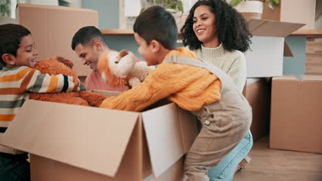 Mudanza,-Juguetes-Y-Familia-Desempacando-Cajas