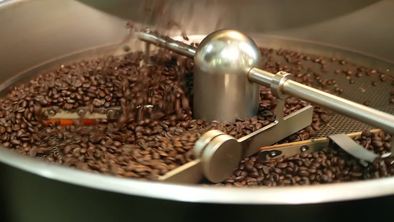 커피 로스터를 이용한 커피 로스팅 과정 영상