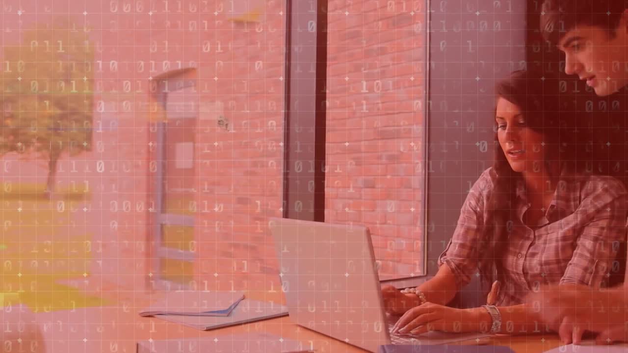 animación del procesamiento de datos sobre los empresarios caucásicos en la oficina