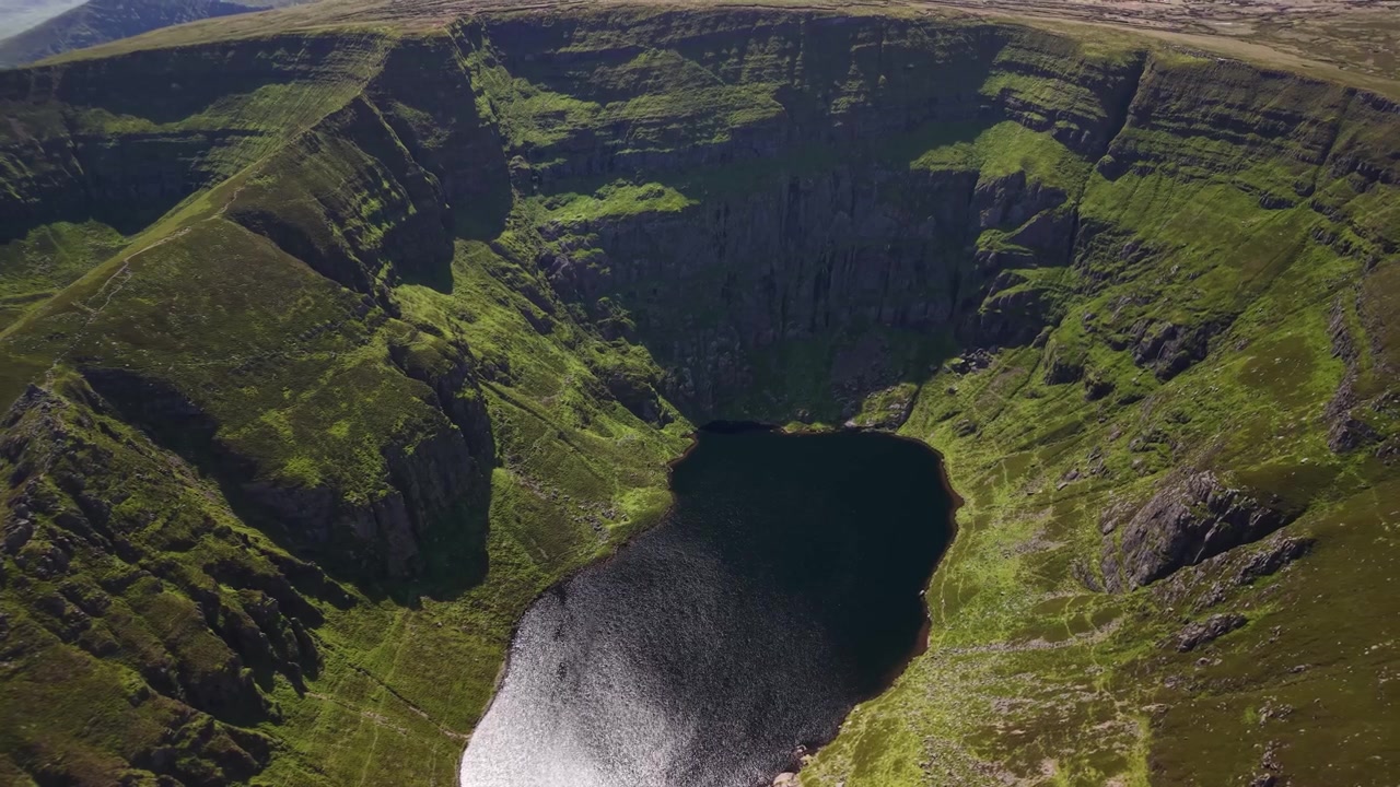 Vakker droneoverflyvning av Lough Coumshingaun i Comeragh-fjellene, Irland