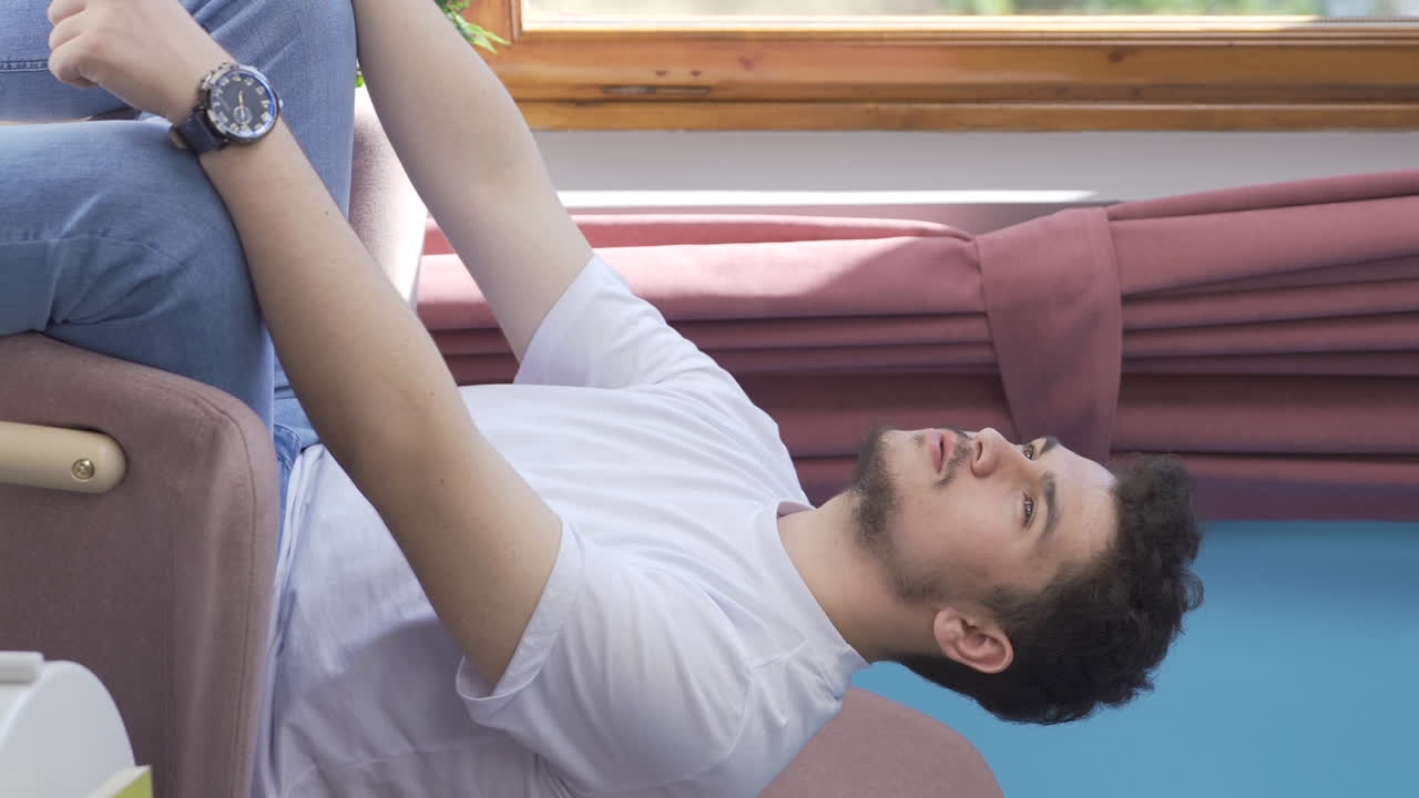 창문 앞에서 기도하는 무슬림 남자의 수직 비디오.