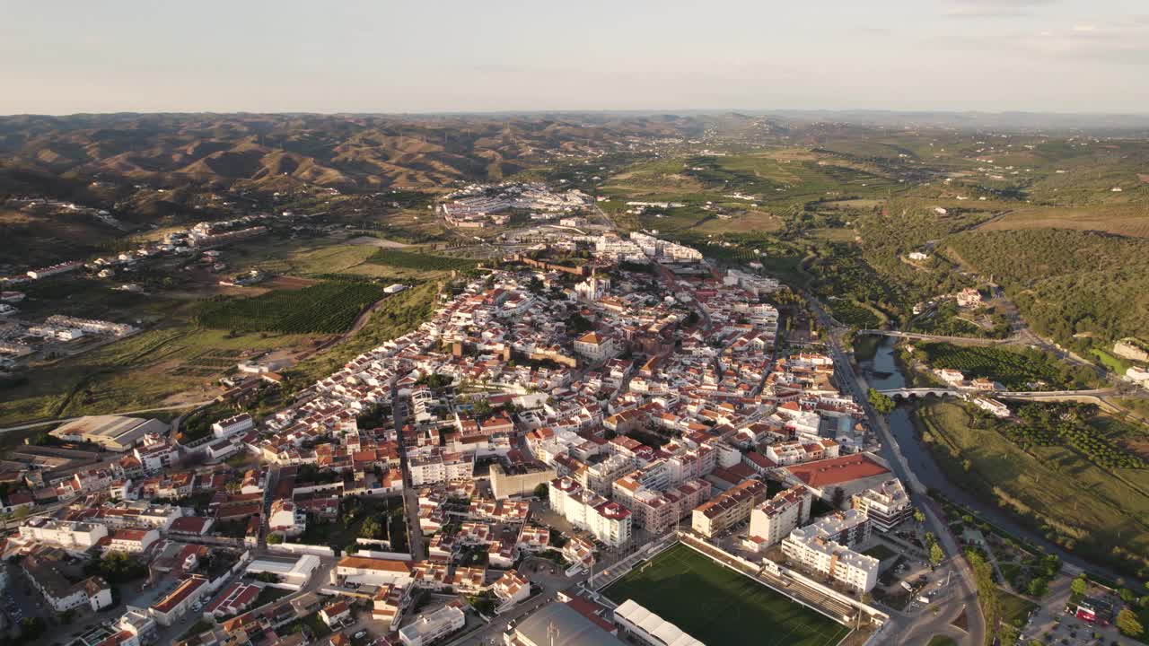 sobrevuelo aéreo de la ciudad portuguesa de silves en la región del algarve