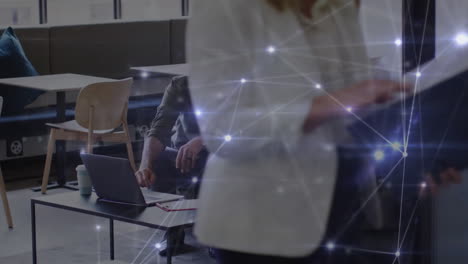 animación de la red de conexiones sobre empresarios caucásicos en la oficina