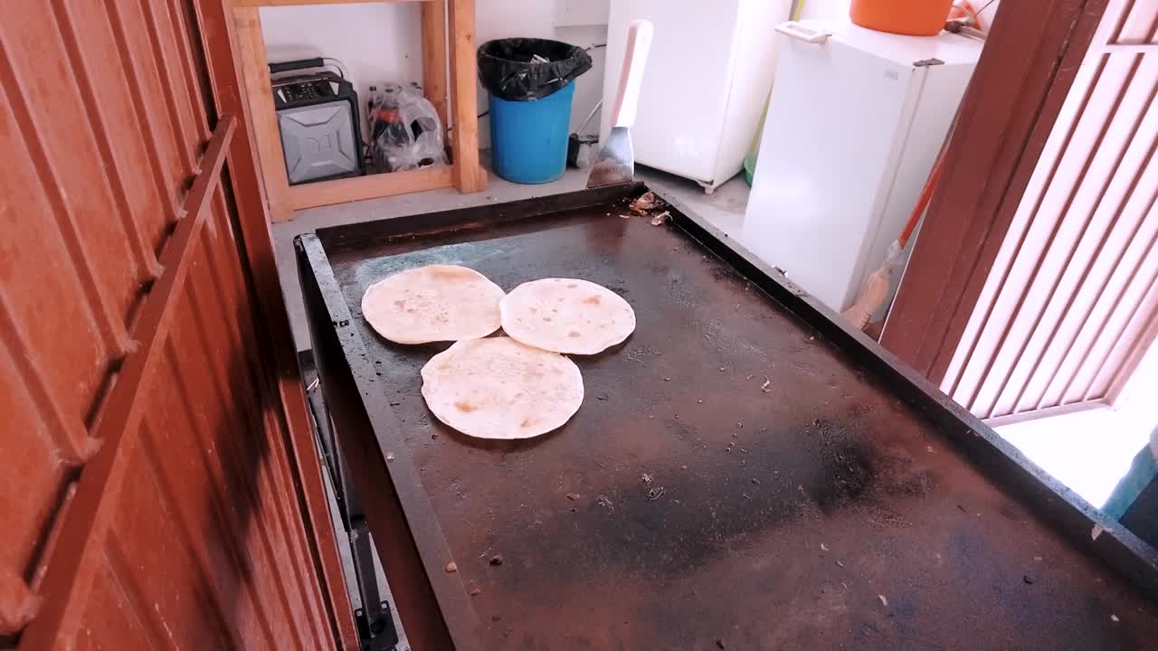 un chef está haciendo pan de tortilla